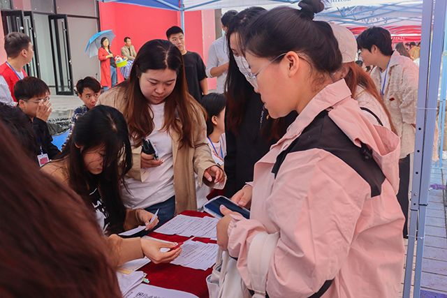 咔嚓:定格“迎新家校互动”的第一个画面