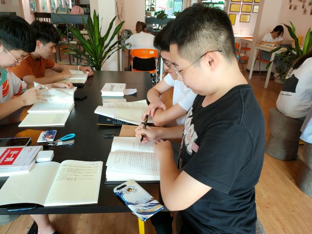 【完满班级】鉴名家书籍 学大咖品质