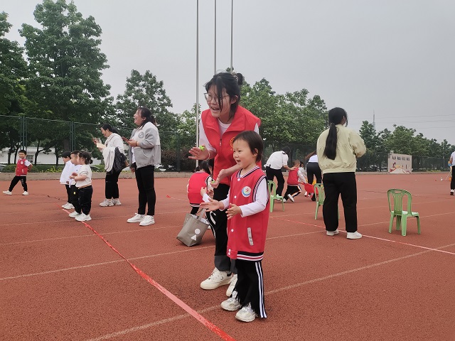 【志愿服务】天高地迥任鸟飞  斗志昂扬正青春——艺术传媒学院“七彩故事会”儿童成长关爱行动第166期