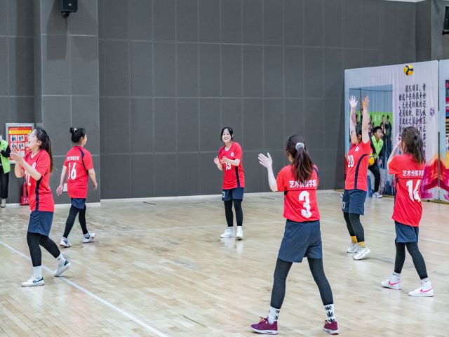 【竞技体育】艺术女排连环夺分 赛场再现佳绩