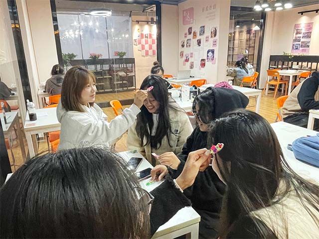 【完满团支部】奶油胶的DIY之旅——艺术传媒学院环设2302班举办奶油胶DIY活动