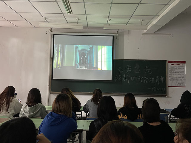 【完满班级】奋勇当先 做新时代奋进青年 ——艺术传媒学院环境设计2002班观影活动新闻稿