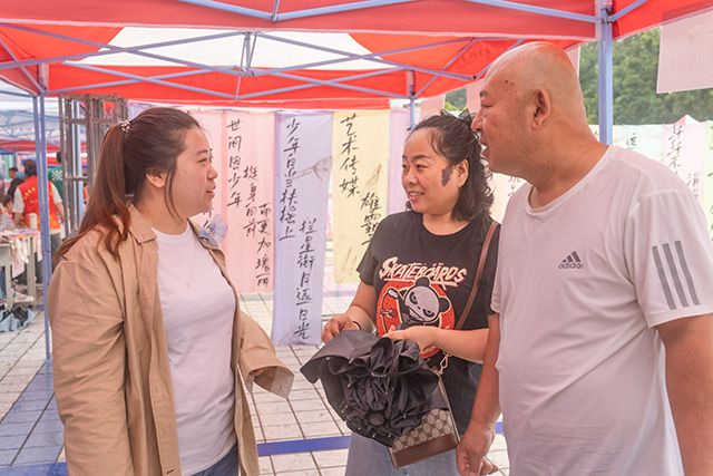 咔嚓:定格“迎新家校互动”的第一个画面