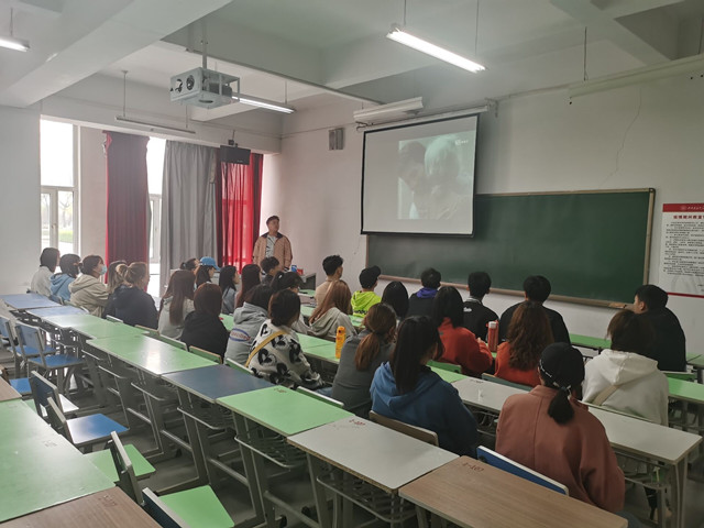 【完满班级】观雷锋前辈事迹 品前辈的精神