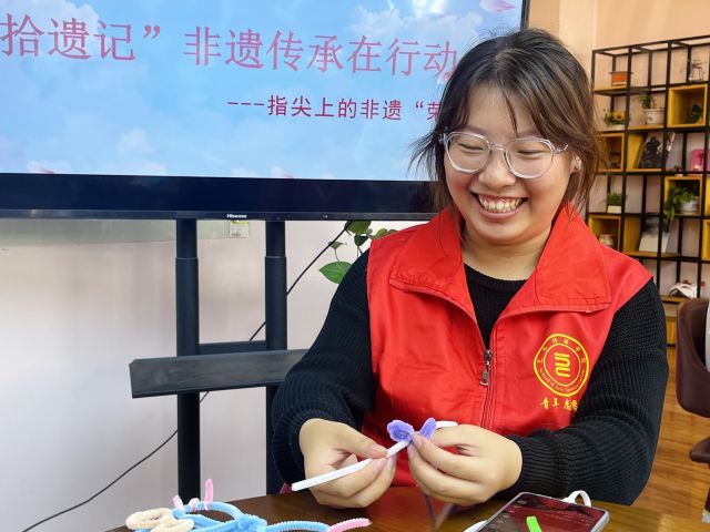 【志愿服务】一起扭一扭 非遗你“get”吗?——艺术传媒学院“拾遗记”非遗传承在行动-指尖上的非遗“荣华”