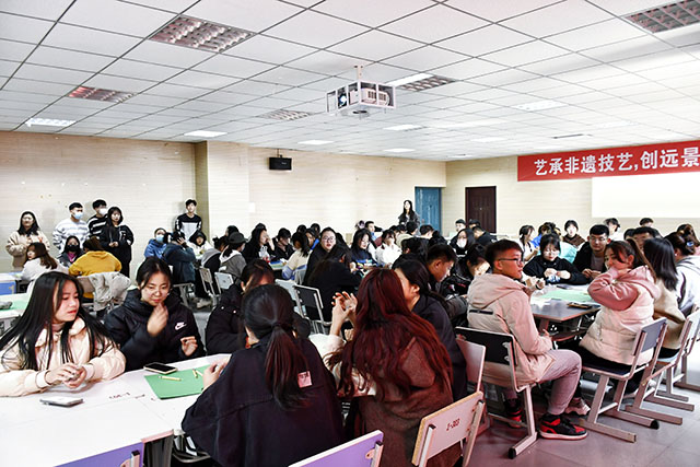 【1+1>2】艺家人携手远景学子与“泥”梦幻联动 “艺承非遗技艺 创远景新圈层