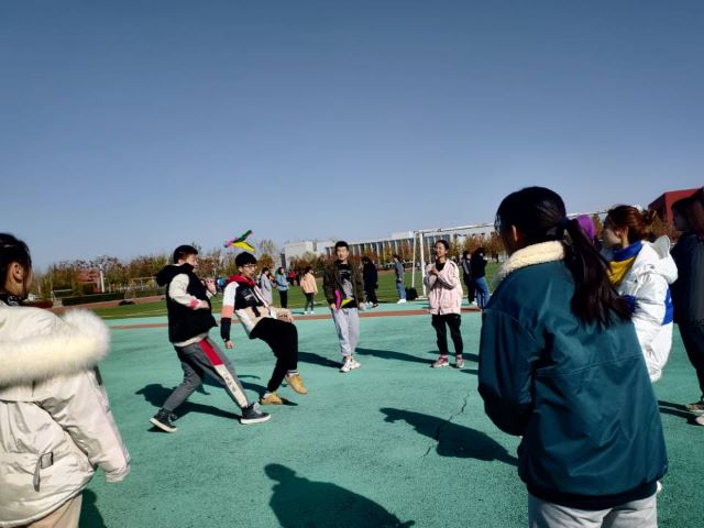 【完满班级】“力争上游,自强不息”毽球大作战活动