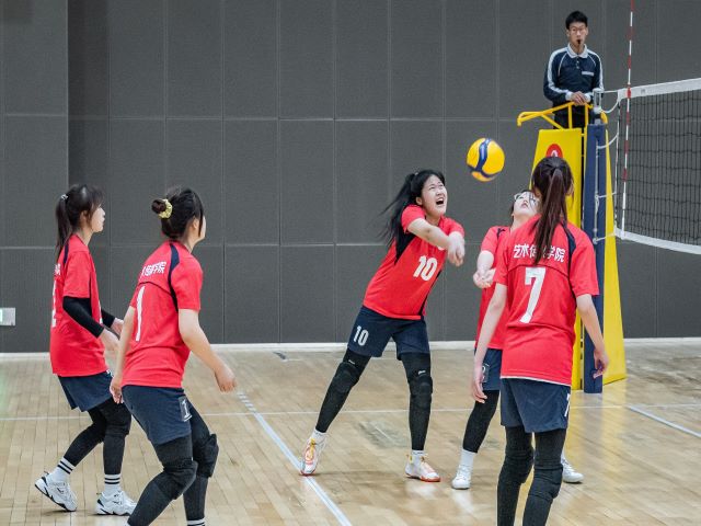 【竞技体育】艺术女排连环夺分 赛场再现佳绩