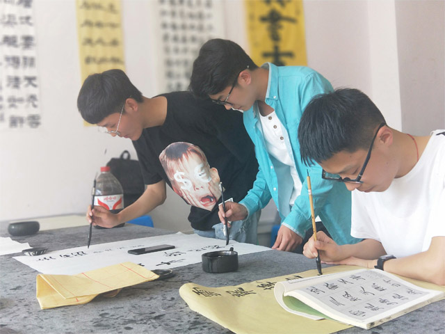 【传递正能量】笔绘交流 书写翰墨人生 ——艺术传媒学院“小小传承者”中华传统文化回归校园活动第5期