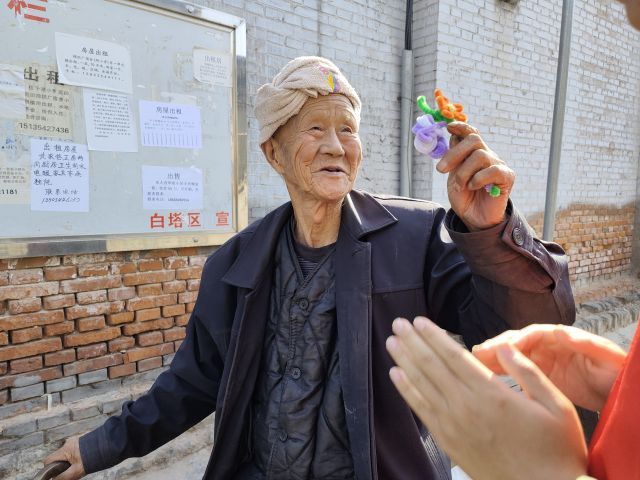 【志愿服务】流光莫道孝情晚 敬老之仪手留香——艺术传媒学院“拾遗记”非遗传承在行动 在光影中感受非遗魅力