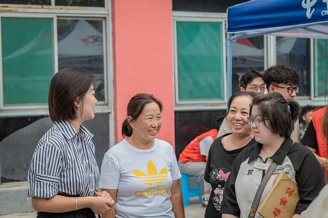 咔嚓:定格“迎新家校互动”的第一个画面