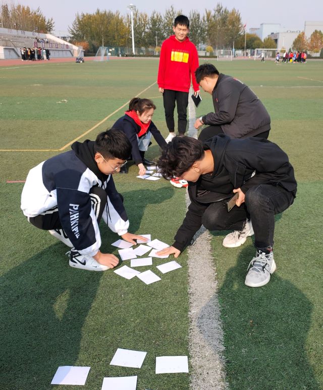 【完满班级】激情翻纸牌 欢笑暖深秋
