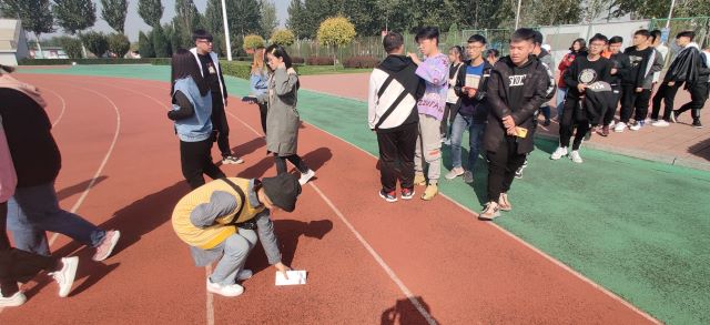 【完满班级】“保护环境,受益你我”校园清理垃圾活动