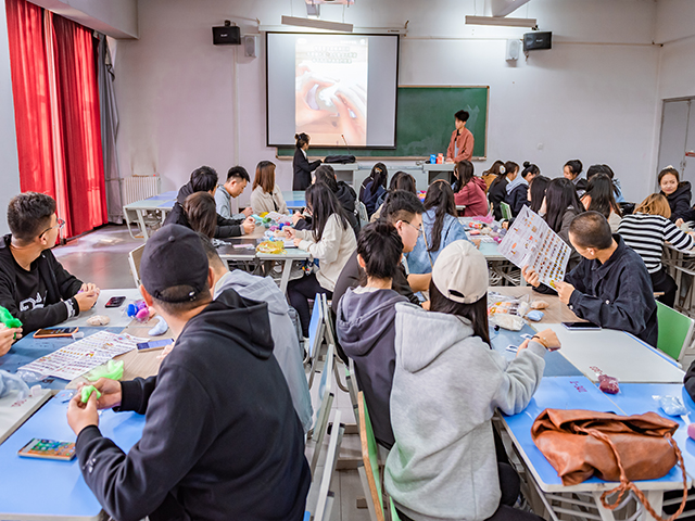 【学长计划】艺家人戳了戳你 在线召唤容嬷嬷