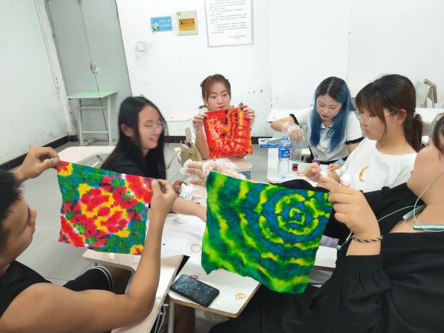 【完满班级】恩师倾情播撒爱 情亲浓浓满校园