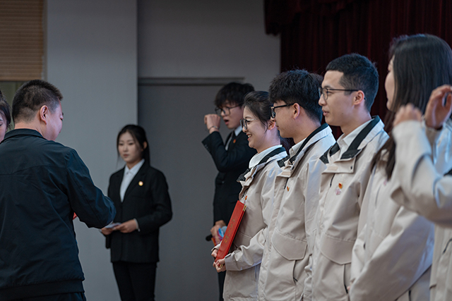 “Y10十号”列车已到达“Y11号”换届大会站