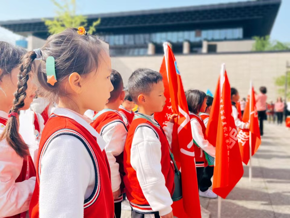 【艺术传媒学院】带着小小的你 去看大大的世界——艺术传媒学院“七彩故事会”儿童成长关爱行动