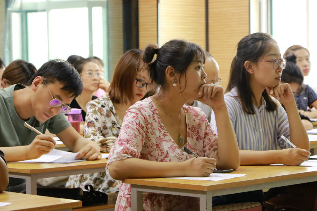 【教学示范课】艺术传媒学院青年教师闫晓英公开示范课——高校艺术设计专业理论课程教学困境及探索