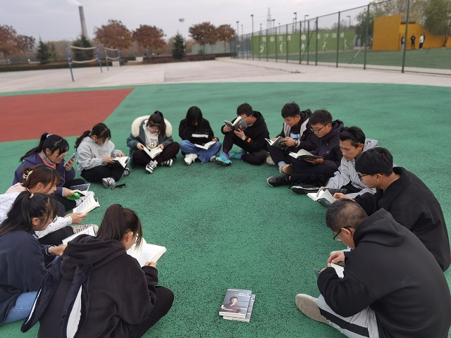 【异科导师】读大咖故事,品人生百味 ——艺术传媒学院全生异科草坪书会