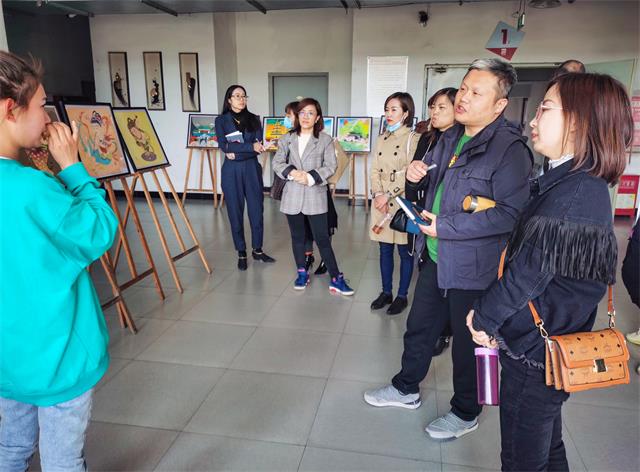 【课程建设】传承经典 协力传承 ——艺术传媒学院“华丽与传承”景泰蓝掐丝珐琅工艺画展览记