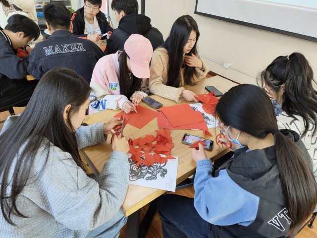 【志愿服务】手中剪纸生万物 工巧殊胜尽风华——艺术传媒学院“拾遗记”非遗传承在行动之剪纸