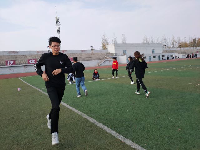 【完满班级】激情翻纸牌 欢笑暖深秋
