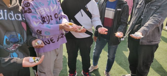 【完满班级】“保护环境,受益你我”校园清理垃圾活动