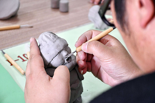【1+1>2】艺家人携手远景学子与“泥”梦幻联动 “艺承非遗技艺 创远景新圈层