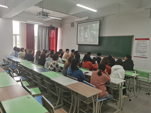 【完满班级】观雷锋前辈事迹 品前辈的精神