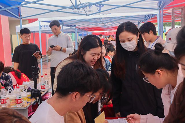 咔嚓:定格“迎新家校互动”的第一个画面