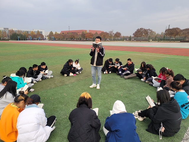 【异科导师】读大咖故事,品人生百味 ——艺术传媒学院全生异科草坪书会
